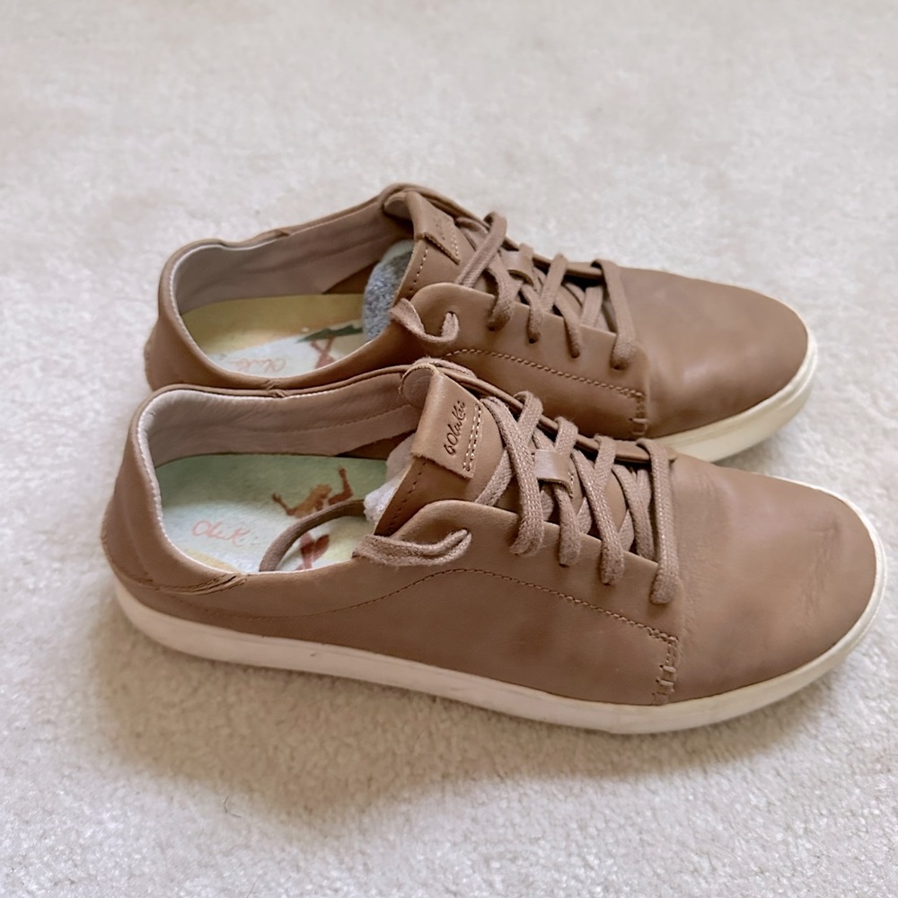 Olukai Women’s Pehuea Li’lli Leather Sneakers, size 9.5